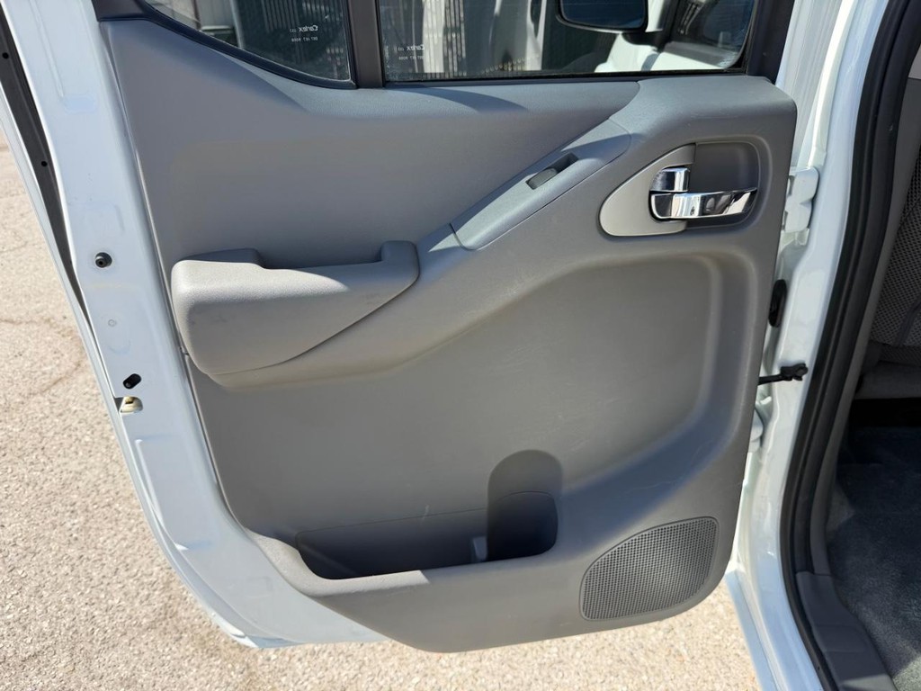 Nissan Frontier Vehicle Full-screen Gallery Image 36