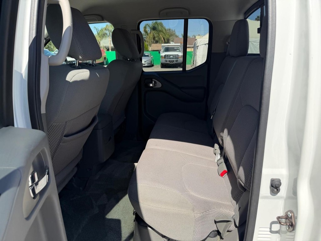 Nissan Frontier Vehicle Full-screen Gallery Image 37