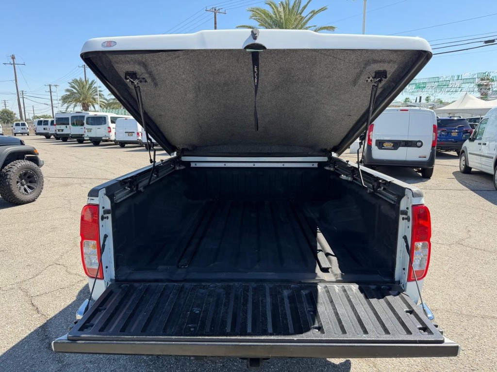 Nissan Frontier Vehicle Full-screen Gallery Image 40
