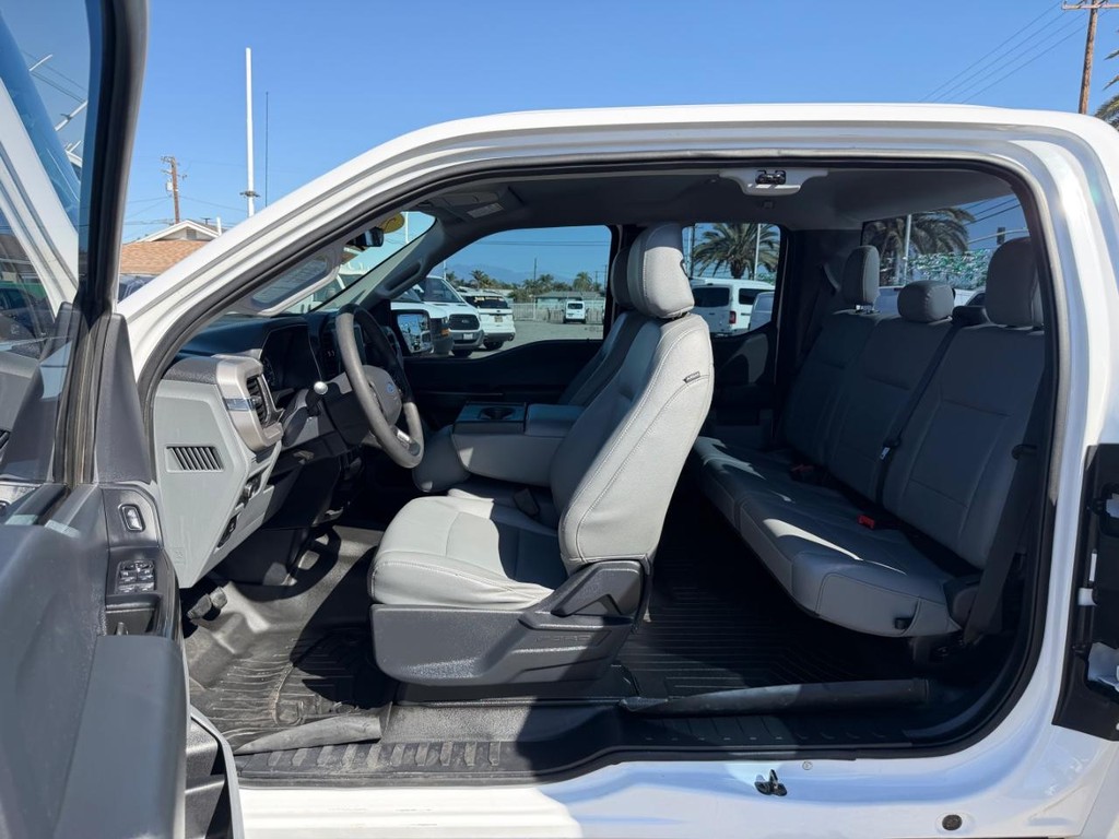 Ford F-150 Vehicle Full-screen Gallery Image 17