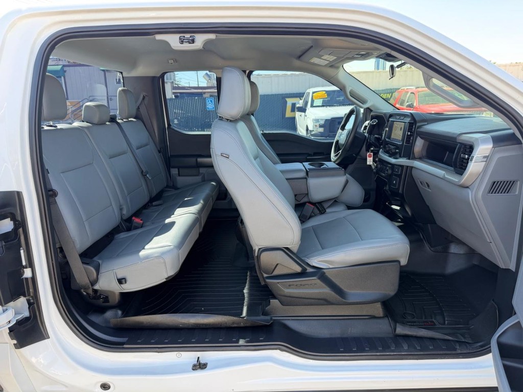 Ford F-150 Vehicle Full-screen Gallery Image 24