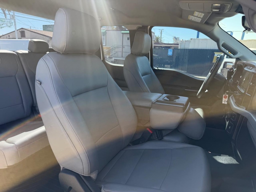 Ford F-150 Vehicle Full-screen Gallery Image 25
