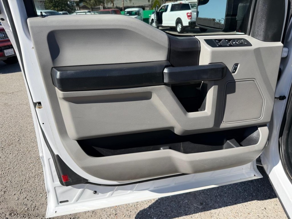 Ford F-150 Vehicle Full-screen Gallery Image 15