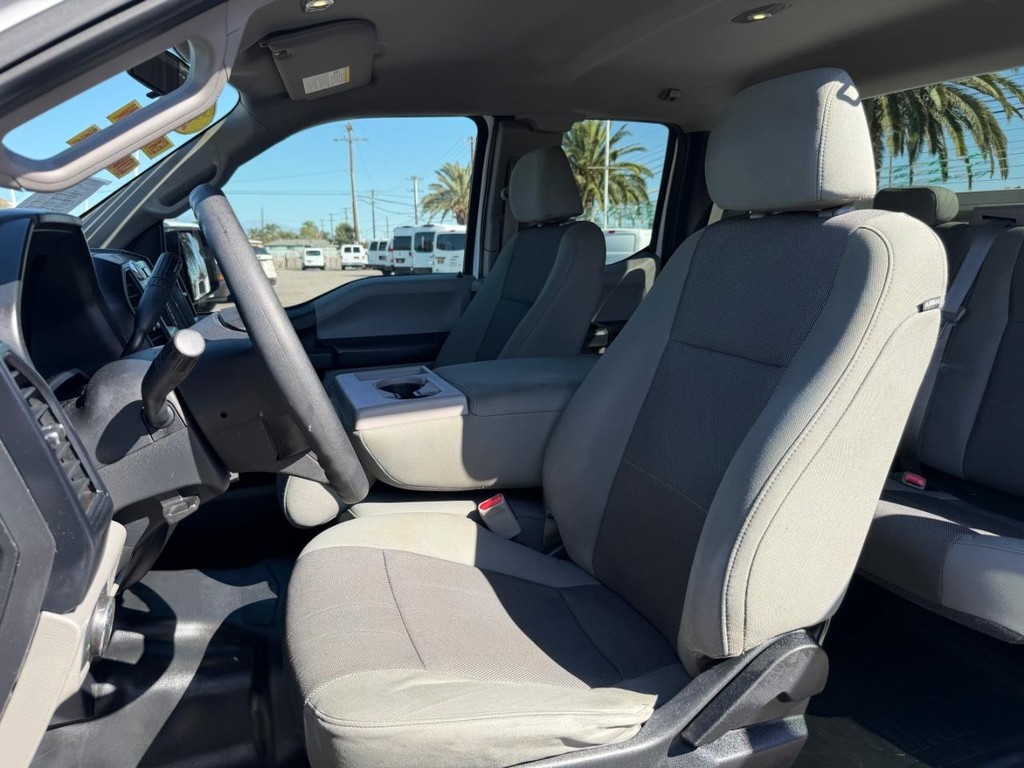 Ford F-150 Vehicle Full-screen Gallery Image 18