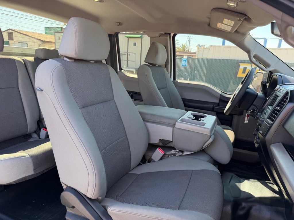 Ford F-150 Vehicle Full-screen Gallery Image 25