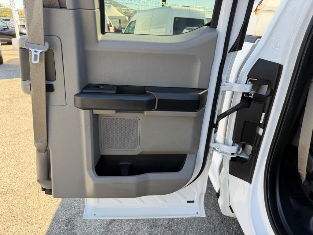 Ford F-150 Vehicle Full-screen Gallery Image 26