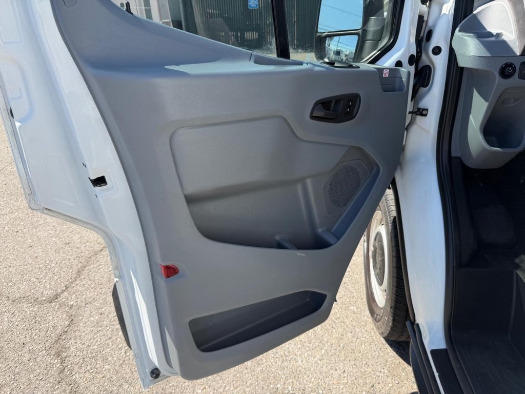 Ford Transit 150 Vehicle Full-screen Gallery Image 22