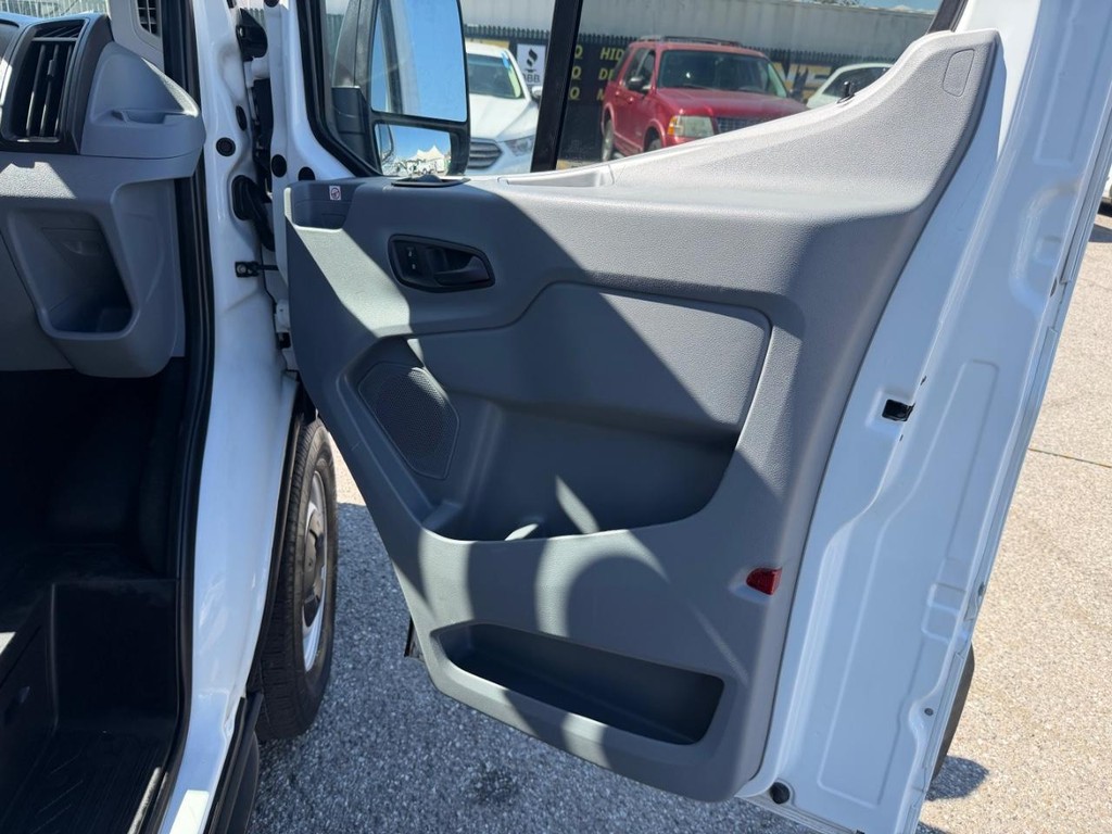 Ford Transit 150 Vehicle Full-screen Gallery Image 26
