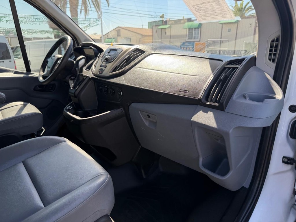 Ford Transit 150 Vehicle Full-screen Gallery Image 27