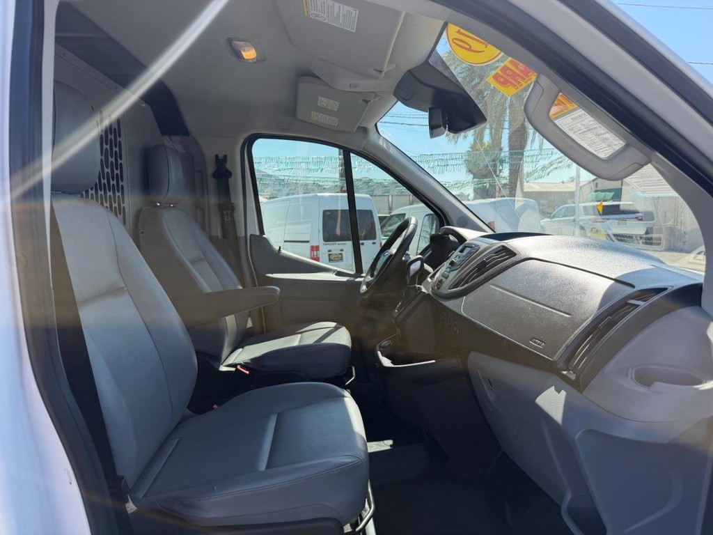 Ford Transit 150 Vehicle Full-screen Gallery Image 28