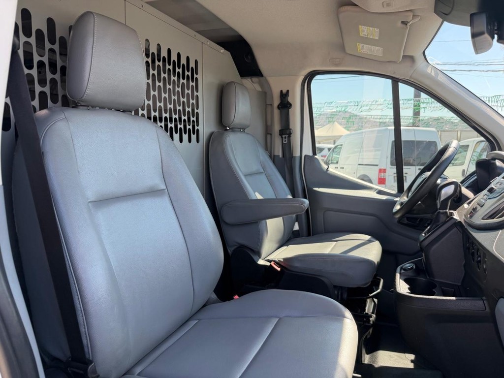 Ford Transit 150 Vehicle Full-screen Gallery Image 29