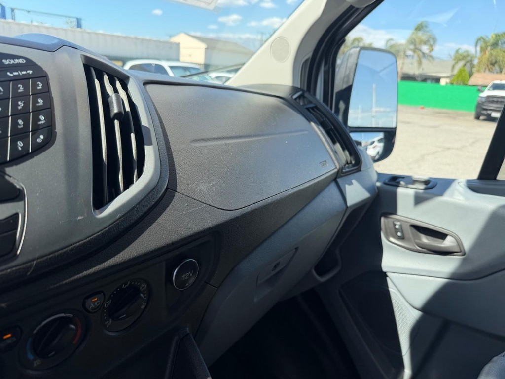 Ford Transit 150 Vehicle Full-screen Gallery Image 32