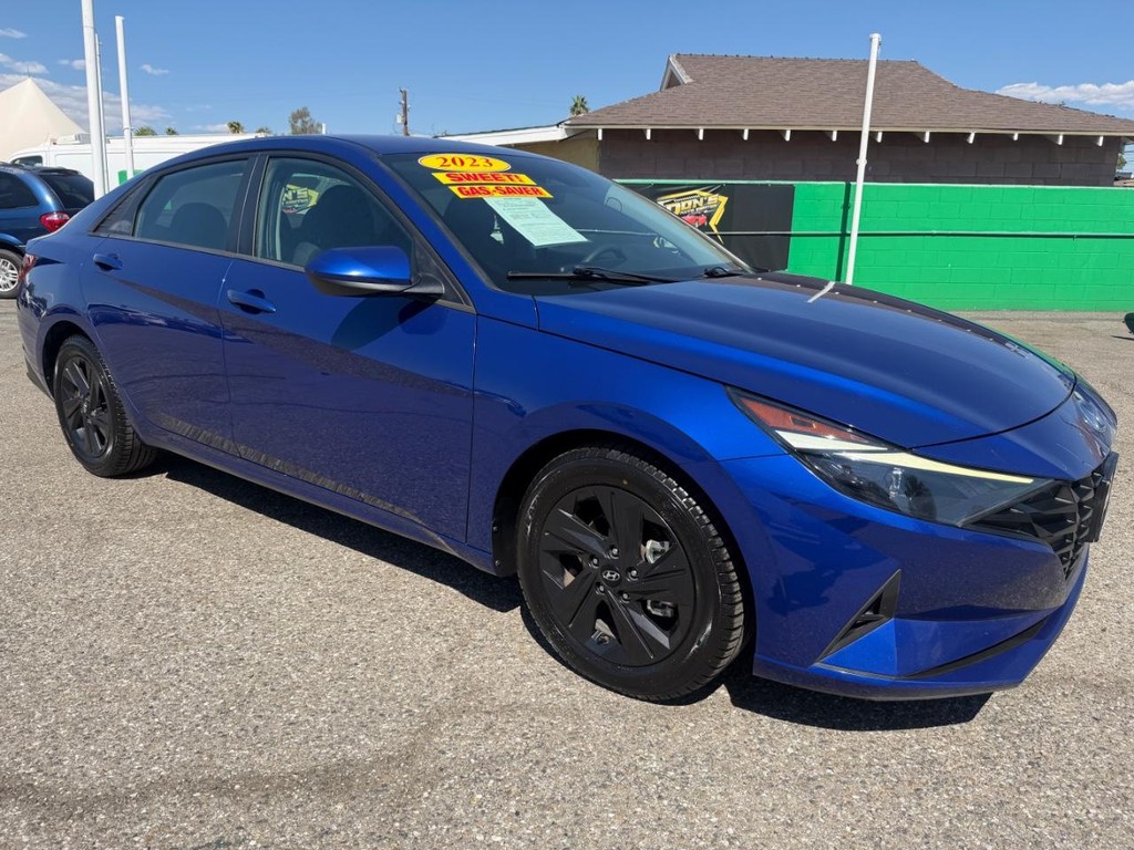 Hyundai Elantra Vehicle Full-screen Gallery Image 05