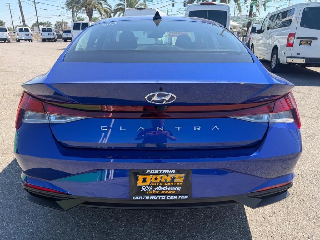 Hyundai Elantra Vehicle Full-screen Gallery Image 09