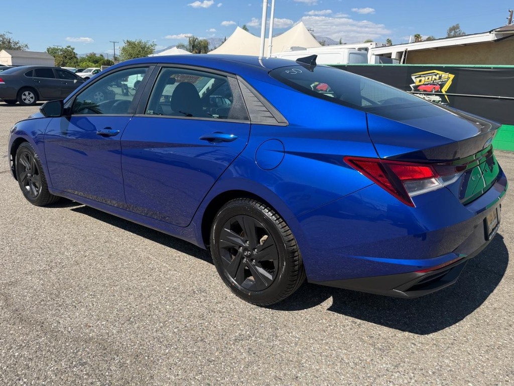 Hyundai Elantra Vehicle Full-screen Gallery Image 11