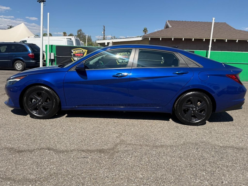 Hyundai Elantra Vehicle Full-screen Gallery Image 12