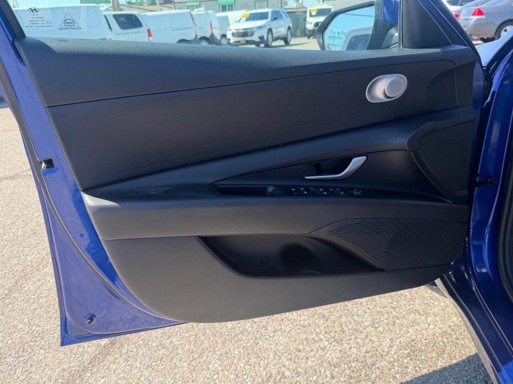 Hyundai Elantra Vehicle Full-screen Gallery Image 16