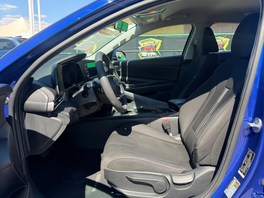 Hyundai Elantra Vehicle Full-screen Gallery Image 18