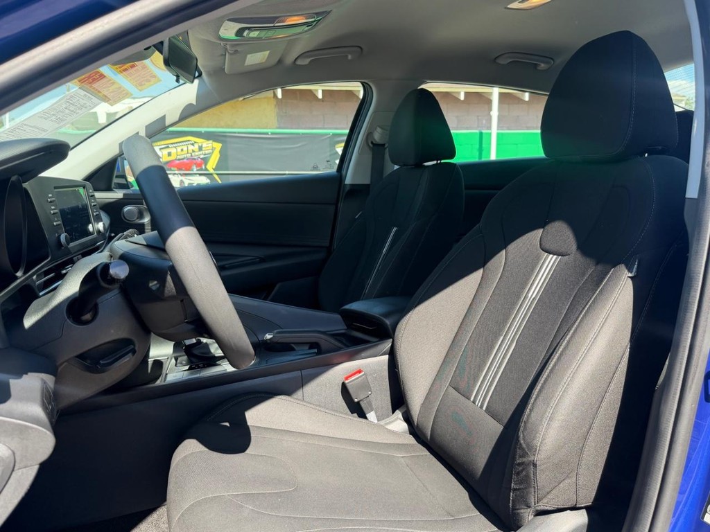Hyundai Elantra Vehicle Full-screen Gallery Image 19