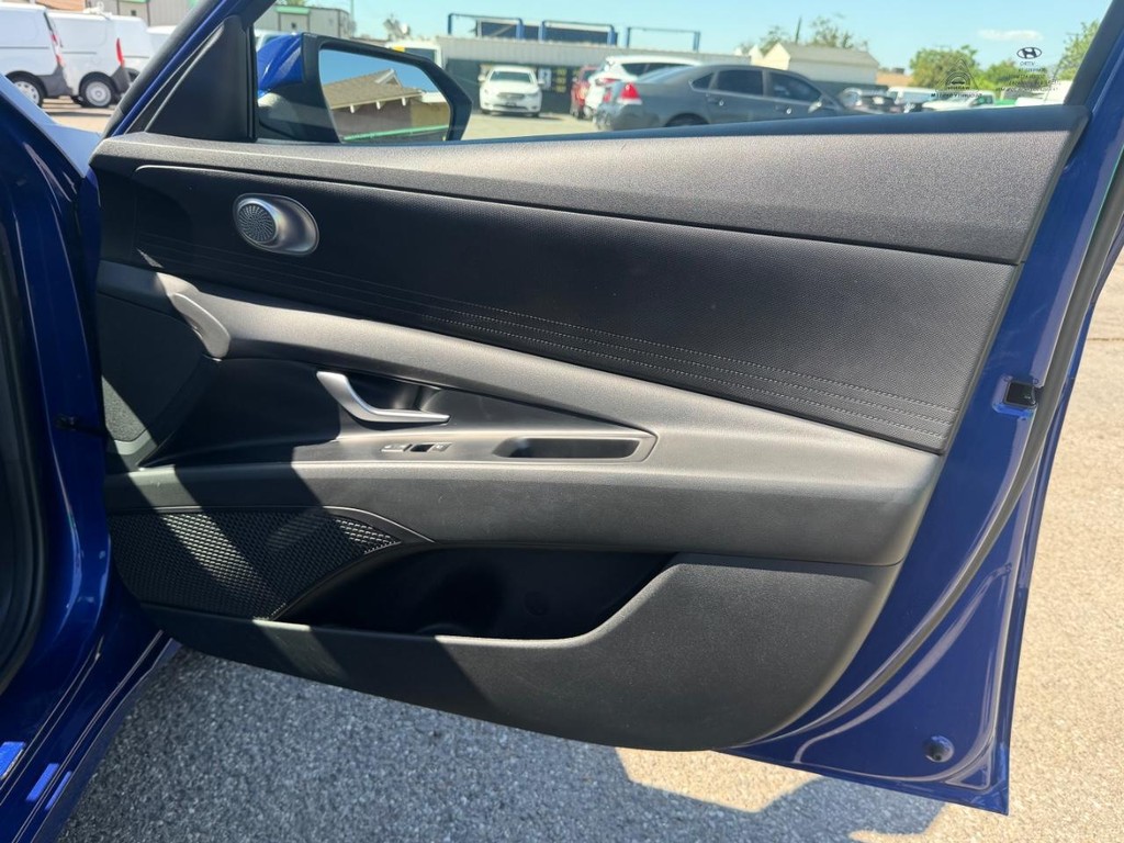 Hyundai Elantra Vehicle Full-screen Gallery Image 20