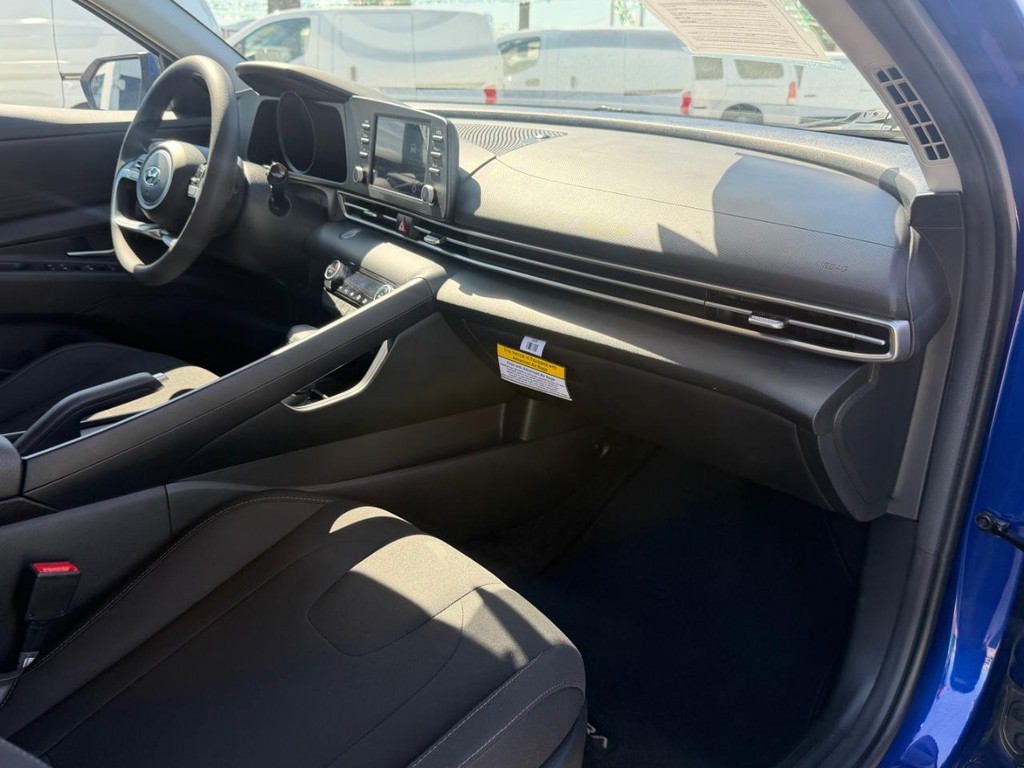 Hyundai Elantra Vehicle Full-screen Gallery Image 21