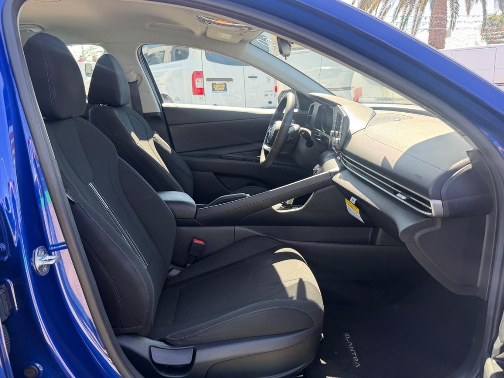 Hyundai Elantra Vehicle Full-screen Gallery Image 22