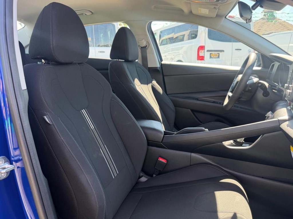 Hyundai Elantra Vehicle Full-screen Gallery Image 23