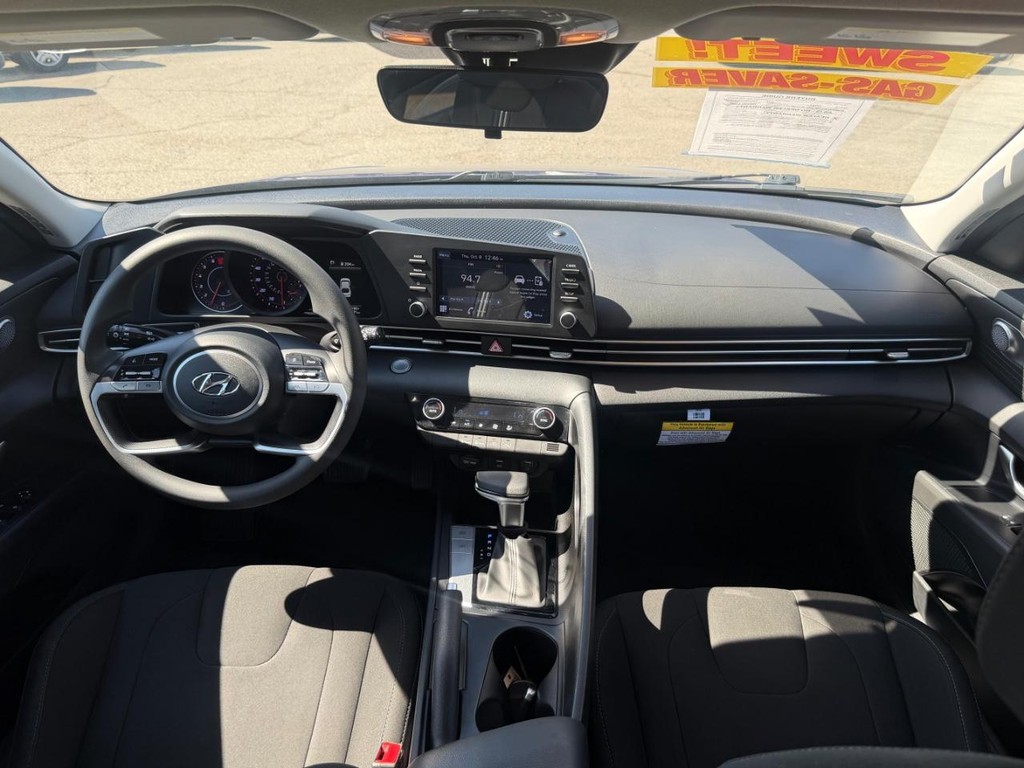 Hyundai Elantra Vehicle Full-screen Gallery Image 24