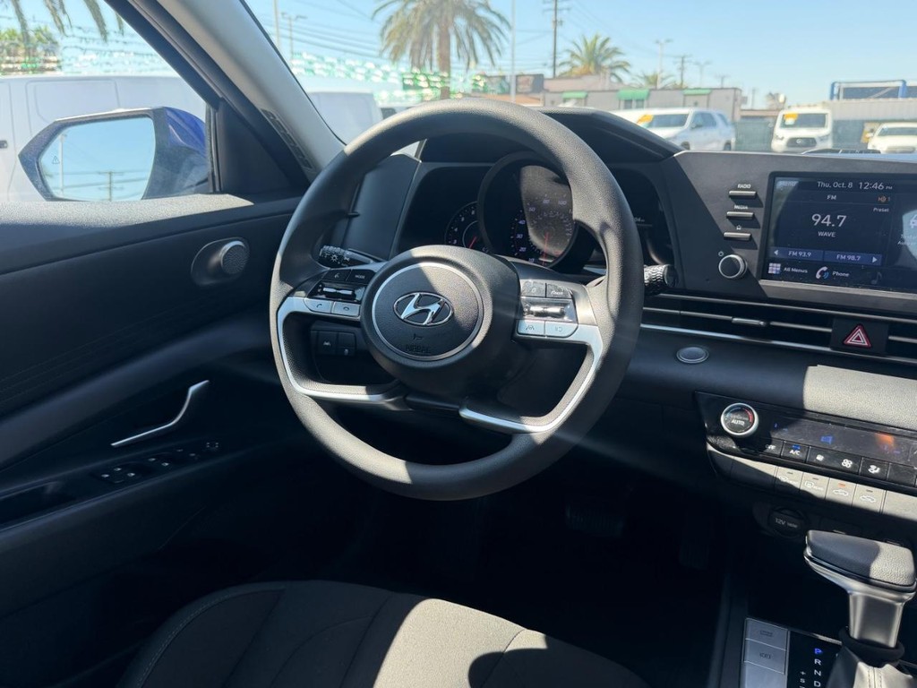 Hyundai Elantra Vehicle Full-screen Gallery Image 25