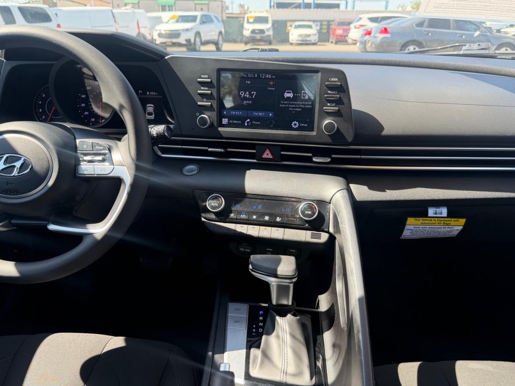 Hyundai Elantra Vehicle Full-screen Gallery Image 26