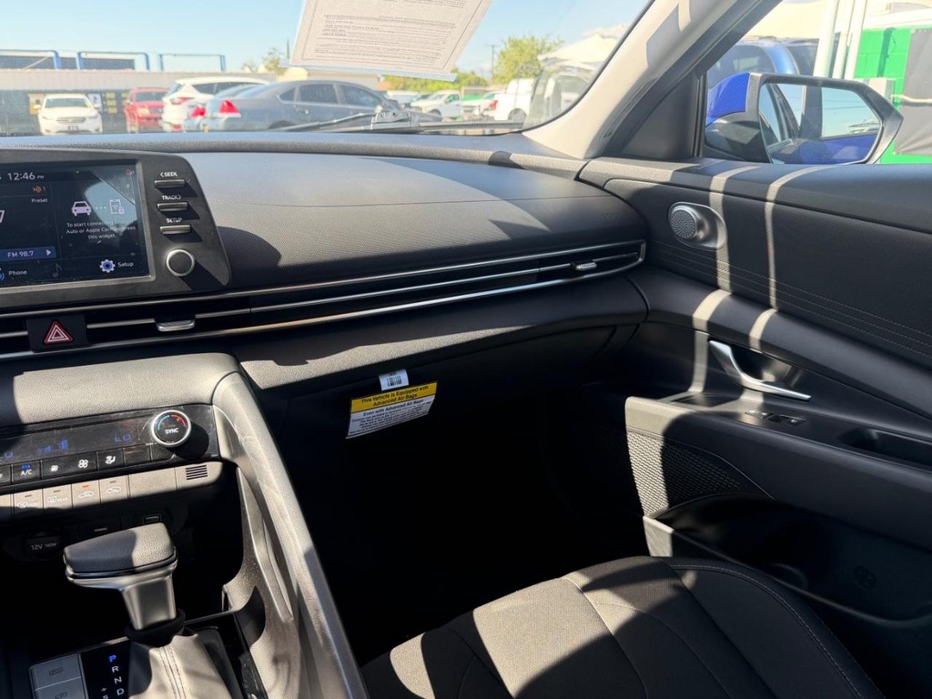 Hyundai Elantra Vehicle Full-screen Gallery Image 27