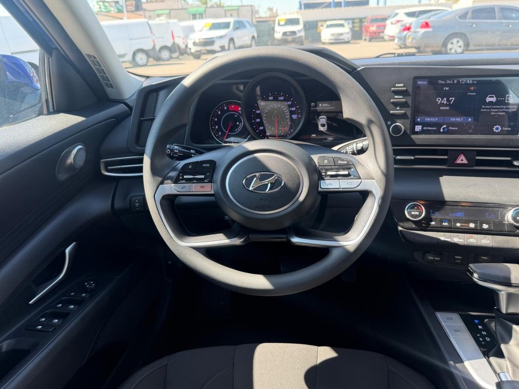 Hyundai Elantra Vehicle Full-screen Gallery Image 28