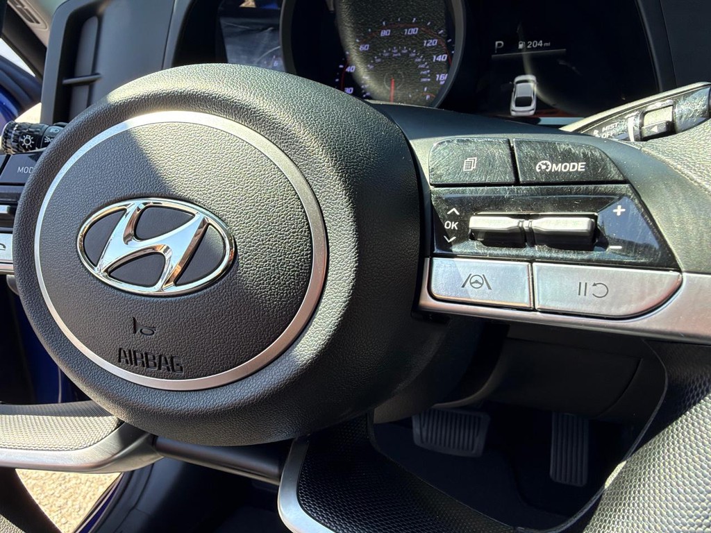 Hyundai Elantra Vehicle Full-screen Gallery Image 30