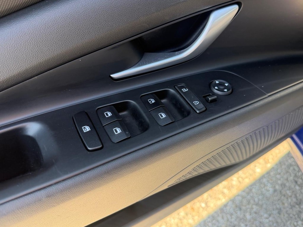 Hyundai Elantra Vehicle Full-screen Gallery Image 31