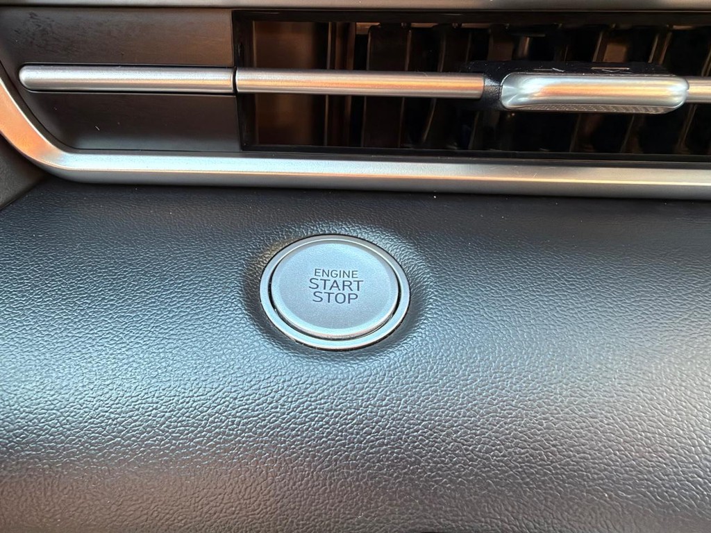 Hyundai Elantra Vehicle Full-screen Gallery Image 34