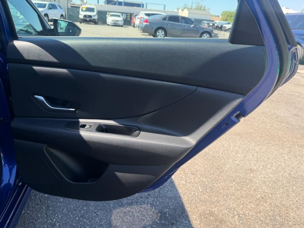 Hyundai Elantra Vehicle Full-screen Gallery Image 37