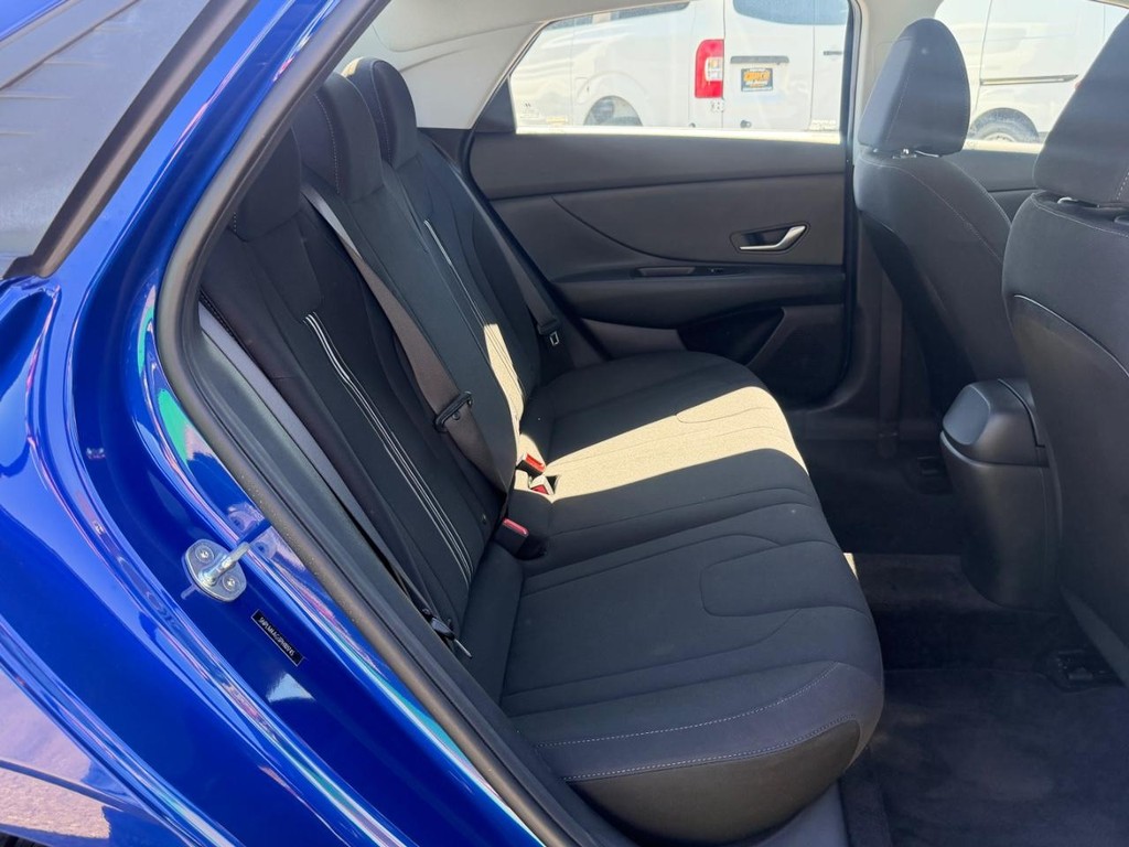 Hyundai Elantra Vehicle Full-screen Gallery Image 38