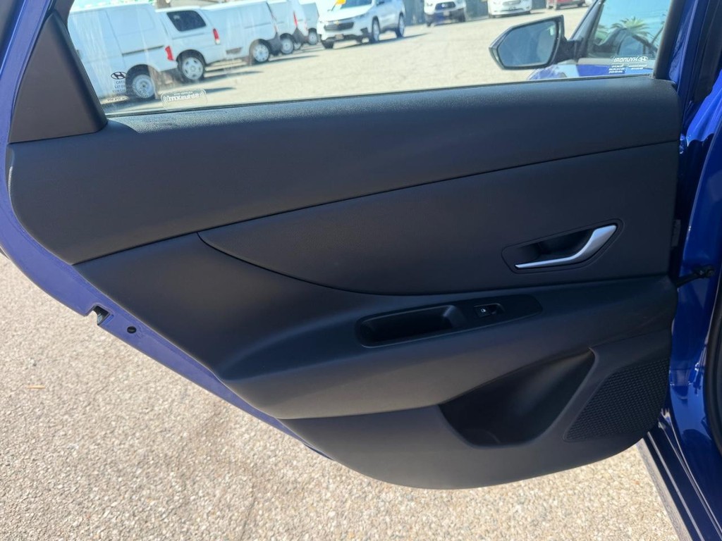 Hyundai Elantra Vehicle Full-screen Gallery Image 39