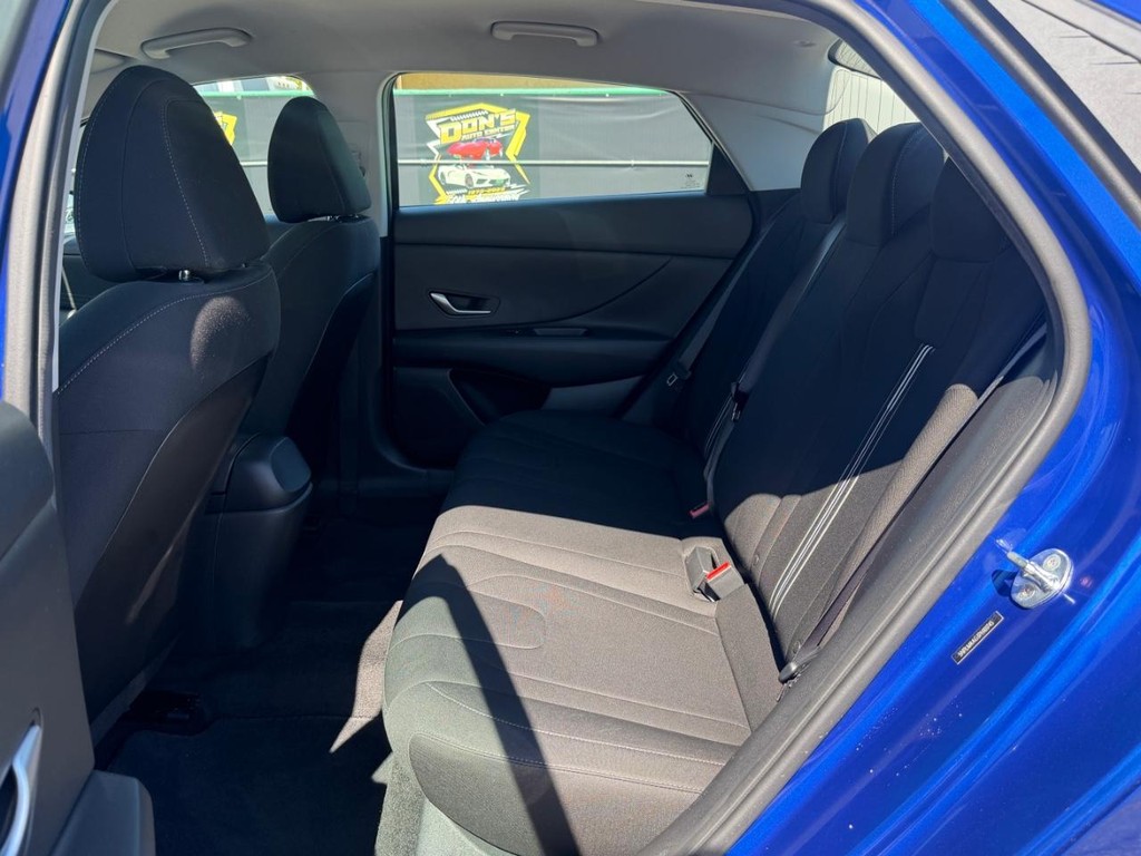 Hyundai Elantra Vehicle Full-screen Gallery Image 40