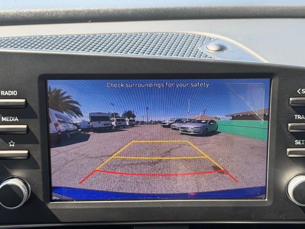Hyundai Elantra Vehicle Full-screen Gallery Image 41