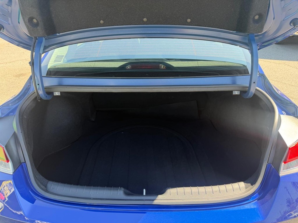 Hyundai Elantra Vehicle Full-screen Gallery Image 42