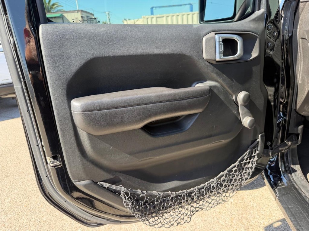 Jeep Wrangler Unlimited Vehicle Full-screen Gallery Image 15