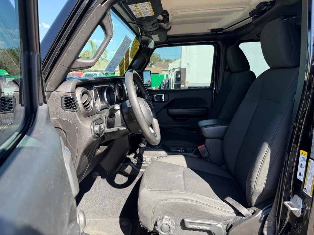 Jeep Wrangler Unlimited Vehicle Full-screen Gallery Image 17