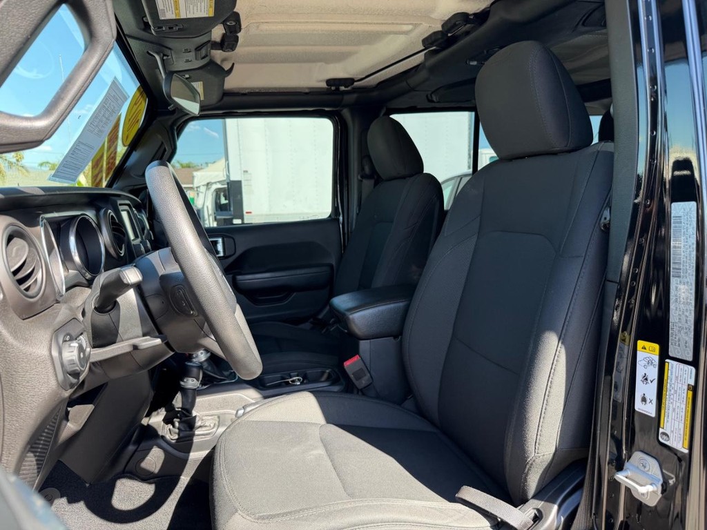 Jeep Wrangler Unlimited Vehicle Full-screen Gallery Image 18