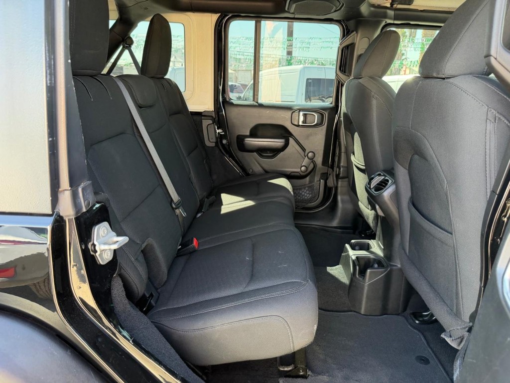 Jeep Wrangler Unlimited Vehicle Full-screen Gallery Image 37