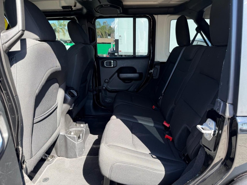 Jeep Wrangler Unlimited Vehicle Full-screen Gallery Image 39