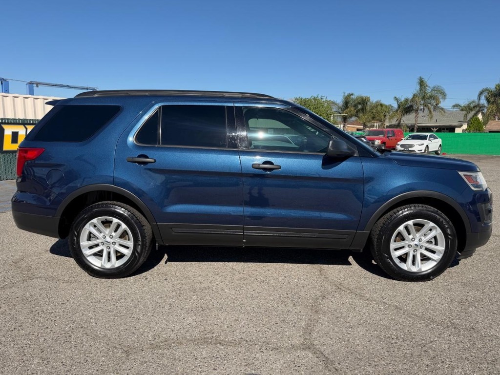 Ford Explorer Vehicle Full-screen Gallery Image 05