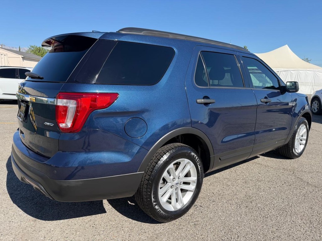 Ford Explorer Vehicle Full-screen Gallery Image 06
