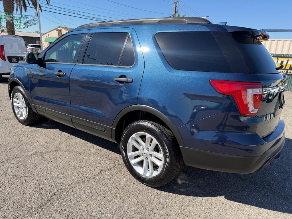 Ford Explorer Vehicle Full-screen Gallery Image 09