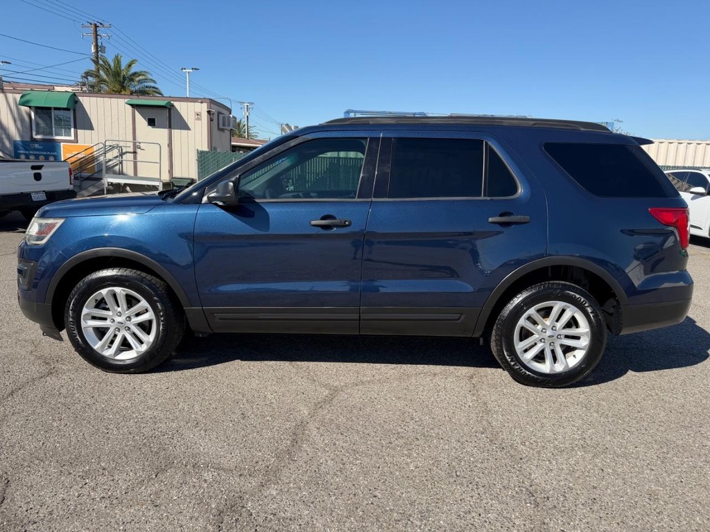 Ford Explorer Vehicle Full-screen Gallery Image 11